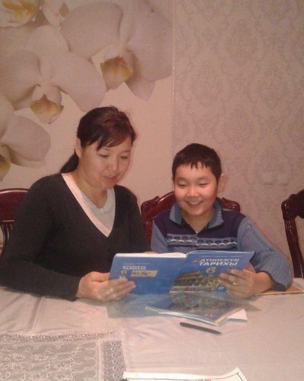 Ата-аналары балаларымен еркелету сәтін