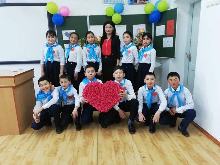 "Алтын жүрек анамыз" мәнерлеп оқу сайысын өткізілді.