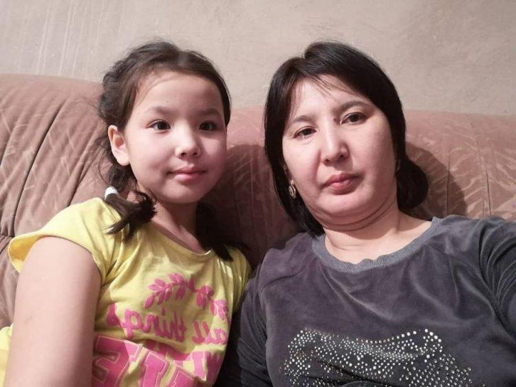 Ата-аналары балаларымен еркелету сәтін жүргізді.