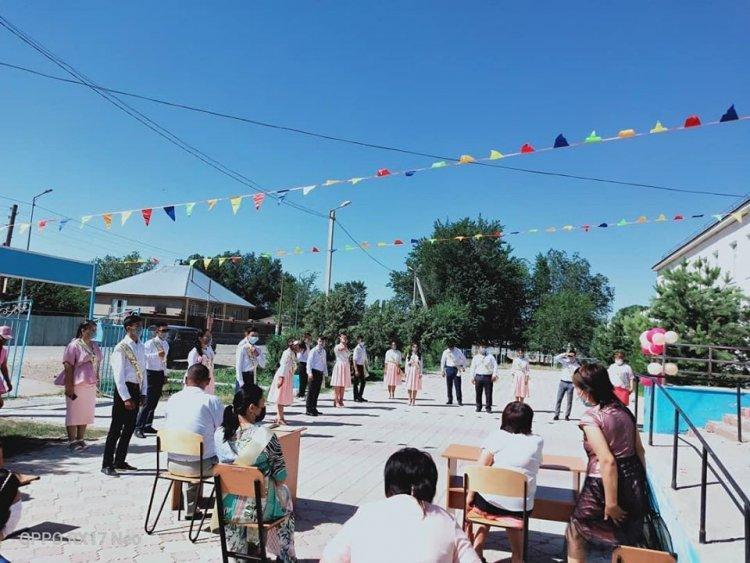 "Қош бол, Алтын ұя мектебім" тақырыбында аттестат тапсыру кеші өткізілді.