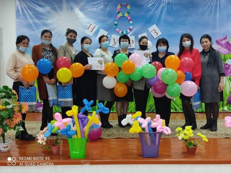 Мектеп директоры М.Р.Ускенбаев мектеп ұжымының қыз-келіншектерін 8 наурыз Халықаралық әйелдер күнімен құттықтады